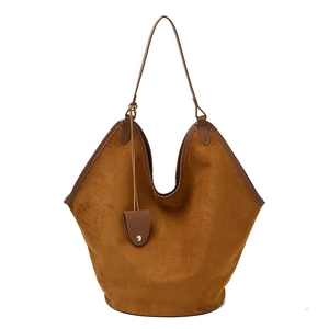 Sac fourre-tout en daim marron avec garniture en cuir et grande capacité, style épuré