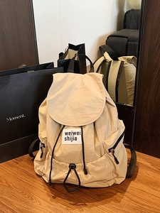 Sac à dos à cordon crème léger avec rabat minimaliste et étiquette de marque