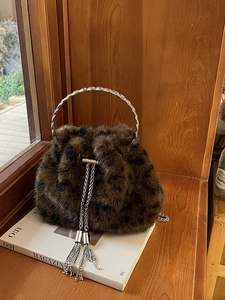 Sac Seau en Fausse Fourrure Imprimé Léopard Vintage pour Femmes Sac à Main en Peluche à la Mode Poignée Anneau en Métal Chaîne Gland