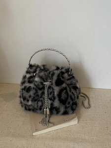 Sac seau chic en fausse fourrure léopard avec poignée en métal argenté et cordon