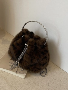 Sac seau vintage en fausse fourrure léopard avec poignée en métal et bandoulière