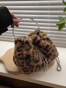 Sac seau en fausse fourrure léopard avec poignées métalliques et cordon chaîne