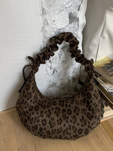 Women Faux Suede Leopard Print Shoulder Bag Large Capacity Ruched Handle Crescent Hobo Bag Casual Underarm Tote Bag Printed Tote