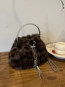 Sac seau vintage imprimé léopard en fausse fourrure avec poignée métallique et chaîne