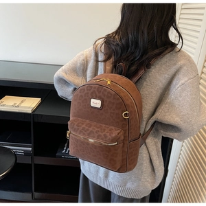 Détail du sac à dos tendance à imprimé léopard brun avec texture mate et grand compartiment
