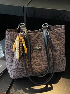 Women Fashion Leopard Print Tote Bag Large Capacity Faux Suede Shoulder Bag With Beaded Charm Vintage Style Commuter Bag