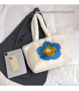 Detailansicht der großen Plüsch-Tasche mit Gänseblümchen im Größenvergleich zum iPad