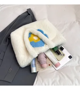 Innenansicht der weißen Plüsch-Tasche mit viel Platz für Tablet und Kosmetikartikel