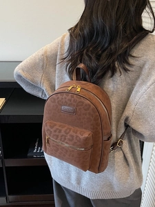 Sac à dos tendance motif léopard avec fermeture éclair dorée vue de dos à 45 degrés