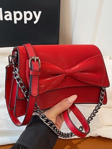 Sac à bandoulière rouge en cuir verni avec nœud et chaîne métallique pour femme