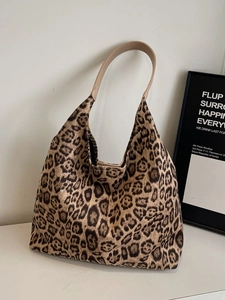 Retro leopard print hobo shoulder bag with large capacity and contrasting tan handles