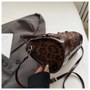 Détail du faux fourrure léopard et cuir marron sur le sac à main Boston vintage