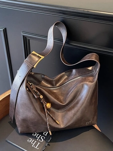 Sac cabas vintage en cuir ciré marron foncé avec bandoulière réglable et détails dorés