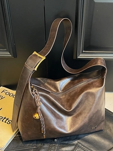 Grand sac cabas vintage marron foncé en cuir texturé avec large bandoulière réglable
