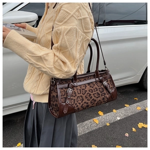 Détail du tissu léopard et des lanières en cuir marron sur un cabas vintage chic
