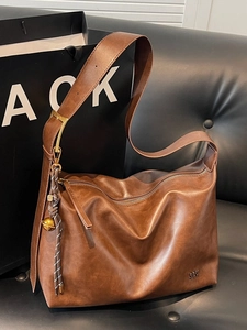 Grand sac hobo en cuir marron rétro avec bandoulière large et pendentif décoratif