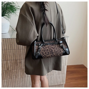 Vue arrière du mannequin portant un sac Boston à imprimé léopard avec garniture noire