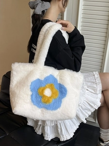 Weiße Webpelz-Tragetasche mit Sonnenblume, präsentiert von einem Model für Herbst-Styles