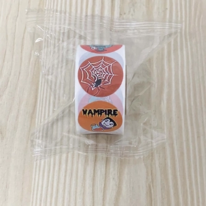 Vista macro degli adesivi per vampiri di Halloween in confezione di plastica su legno