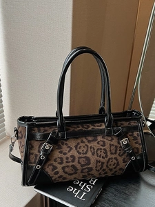 Sac fourre-tout rétro à motif léopard avec brides en cuir verni noir et boucles argent