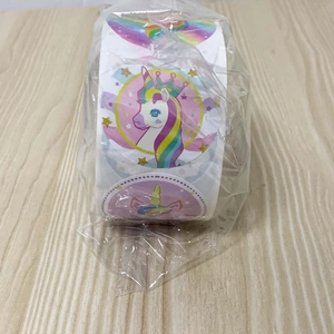 Nahaufnahme einer Rolle runder Einhorn- und Regenbogen-Belohnungsaufkleber für Kinder