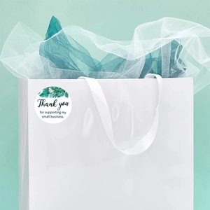 Adesivo eucalipto Thank You su sacchetto di carta bianca con sfondo verde menta