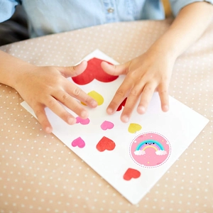 Rolle mit 3,8 cm Belohnungsaufklebern für Kinder mit bunten Herz- und Regenbogenmotiven