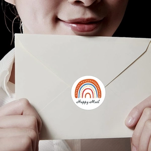 Adesivi tondi Happy Mail arcobaleno per sigillare buste tenuti in mano in scena soft