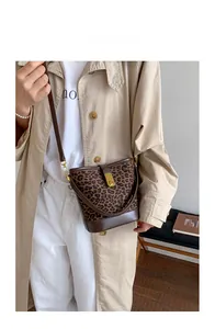 Vue détaillée du sac seau léopard vintage avec boucle dorée et finitions en cuir