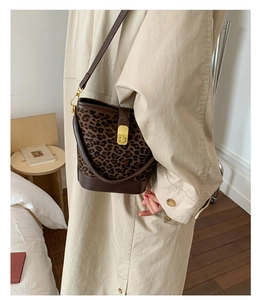 Détail du sac seau vintage léopard avec fermoir doré et bandoulière en cuir marron