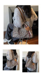 Détails du grand sac cabas en toile léopard avec bandoulière en cuir et charm ourson