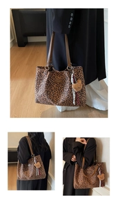 Détail du cabas en toile léopard avec étiquette cuir et breloque ours en peluche