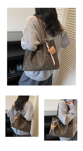 Détail du sac cabas léopard avec bandoulière en cuir marron et breloque ours en peluche