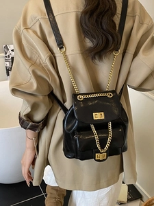 Schicker schwarzer Stepp-Rucksack für Damen in Glanzleder mit goldener Kette