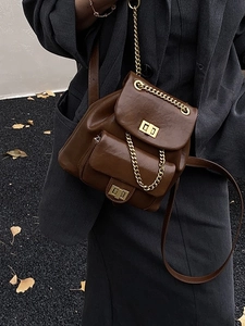 Dunkelbrauner Mini-Rucksack aus gestepptem Leder mit goldener Kette und Taschen