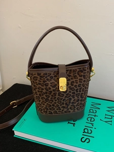 Sac seau vintage à motif léopard avec bordure en cuir marron et fermoir doré