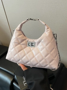 Sac bandoulière rose en cuir matelassé avec chaîne argentée et fermoir pivotant