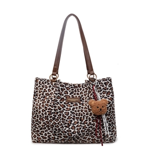 Grand sac cabas en toile léopard avec bandoulière en cuir et breloque ourson