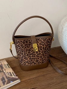 Sac seau vintage à motif léopard avec bordure en cuir marron et fermoir en métal doré