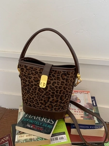 Sac seau vintage à imprimé léopard avec finitions en cuir marron et fermoir doré