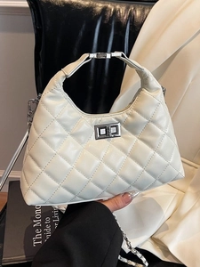 Sac bandoulière blanc matelassé avec chaîne argentée et fermoir pivotant pour femme