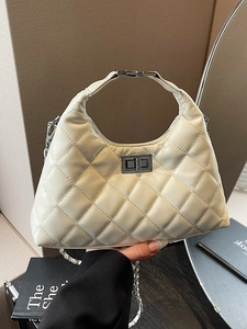 Sac bandoulière matelassé beige chic avec fermoir rotatif argenté et chaîne métal