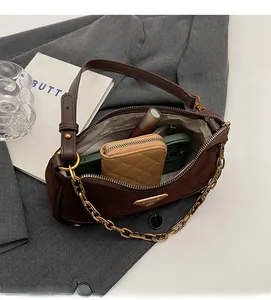 Vue intérieure du sac en cuir mat marron montrant l'espace pour téléphone et portefeuille