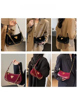 Vue détaillée de sacs bandoulière chics en noir mat et bordeaux avec bandoulière chaîne