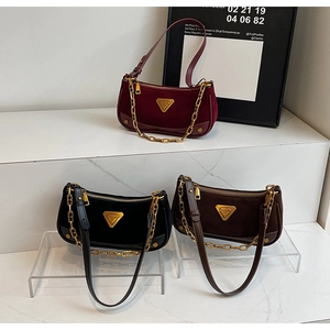 Trois sacs hobo rétro en velours bordeaux, noir et marron avec chaîne dorée