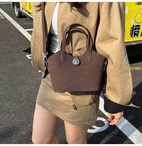 Borsa a secchiello vintage in pelle scamosciata marrone scuro con fibbia in metallo argento
