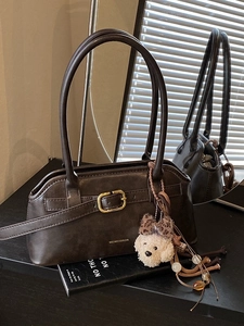 Borsa a mano in finta pelle marrone scuro con fibbia dorata e ciondolo a forma di cane