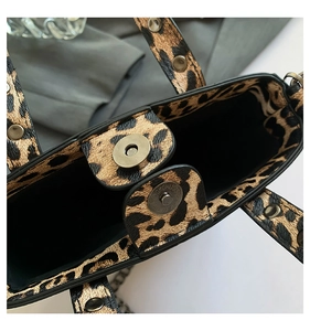Détail du sac léopard montrant le fermoir magnétique et les rivets métalliques
