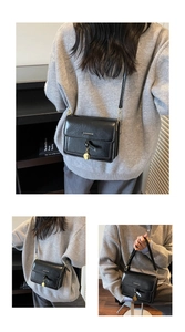 Sac bandoulière noir chic avec chaîne dorée et breloque ronde porté par un mannequin