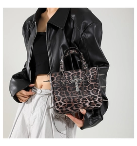 Détails du sac cabas léopard avec pointes métalliques punk et pendentif en croix